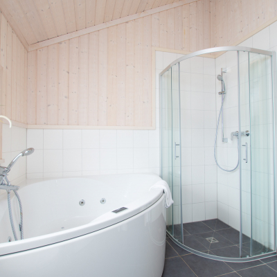 Badezimmer mit großer Eckbadewanne und ebenerdiger Dusche Badezimmer mit großer Eckbadewanne und ebenerdiger Dusche